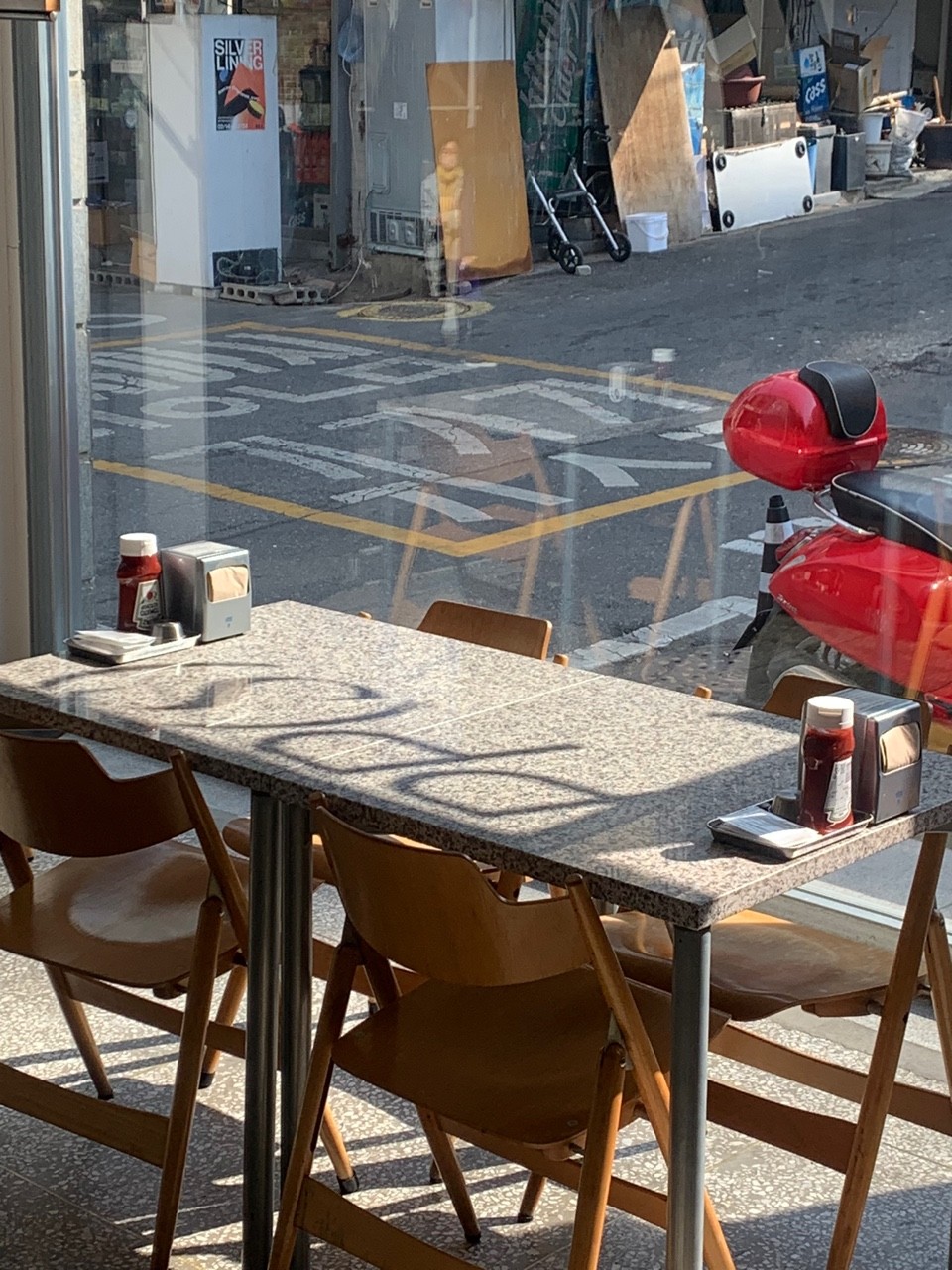 용리단길 골목을 바라보는 피피에스 창가 좌석